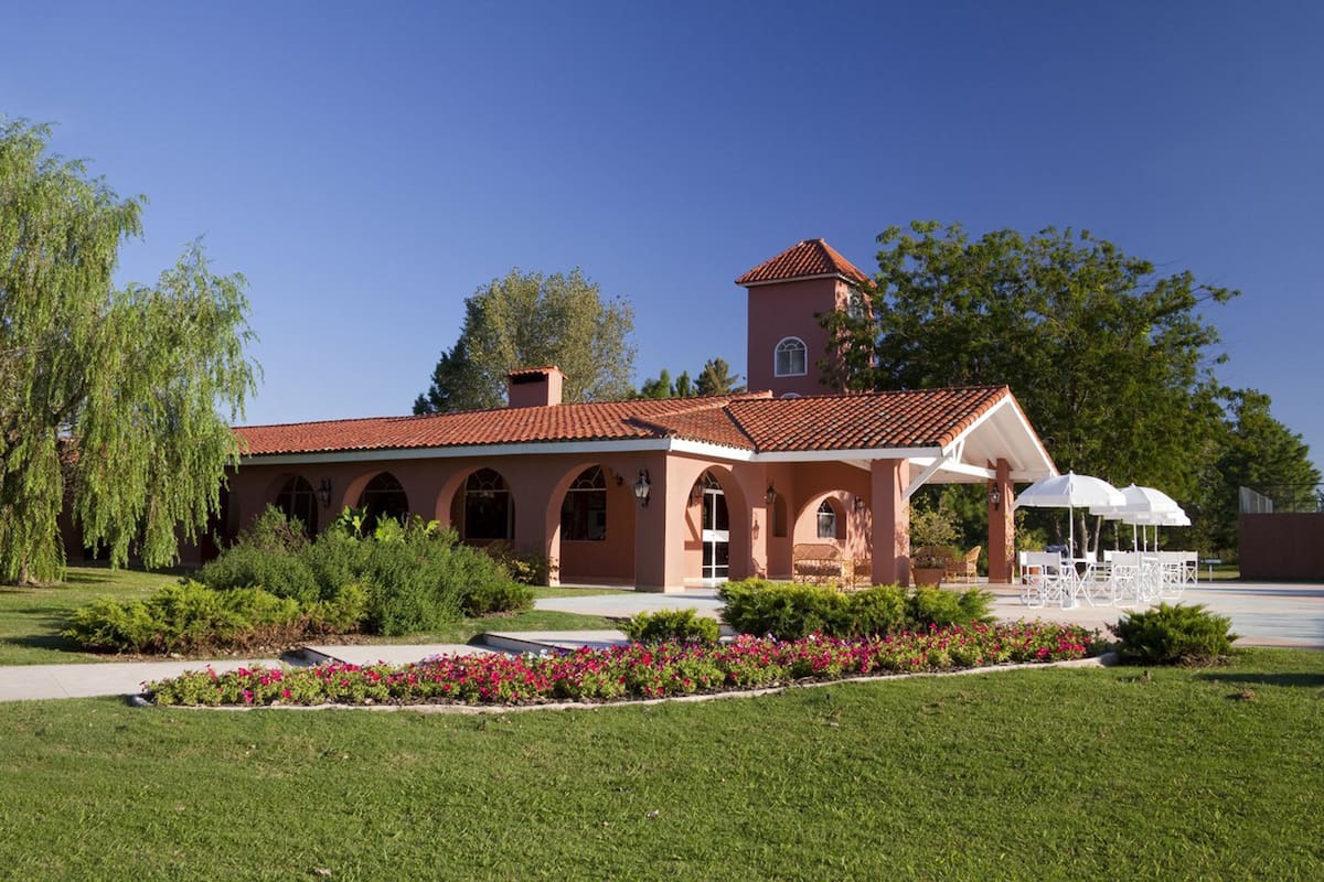 La ubicación, los accesos, el diseño, la cantidad de casas construidas y habitadas, los servicios en las zonas aledañas, los amenities y su impacto en las expensas son algunas de las consideraciones clave