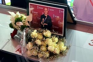 La ubicación que ocupaba Grant Wahl en el estadio Al Bayt, donde se enfrentan Inglaterra y Francia; el estadounidense tenía asignado ese escritorio para la cobertura de este cruce de cuartos de final del Mundial Qatar 2022.