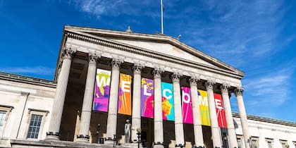La UCL, sitio donde estudiará Alexia, con el cartel de "Bienvenidos"