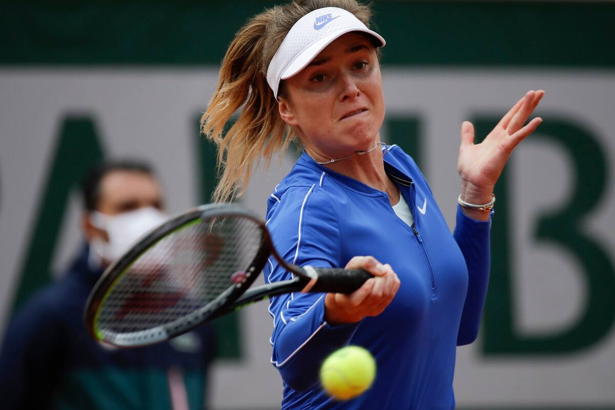La ucraniana Elina Svitolina juega un tiro contra la argentina Nadia Podoroska en el partido de cuartos de final del torneo de tenis Abierto de Francia en el estadio Roland Garros en París, Francia, el martes 6 de octubre de 2020