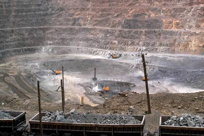 La UE acuerda con China estabilizar flujo de tierras raras