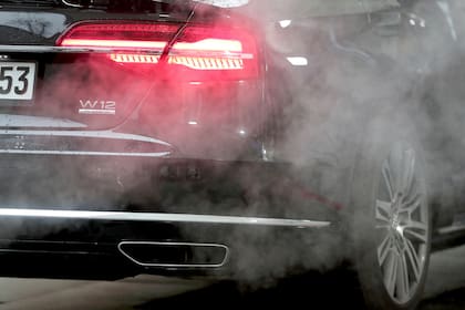 La UE busca aliviar prohibición de ventas de automóviles con motores de combustión interna