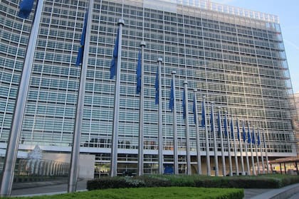 La UE quiere adelantar la prohibición al GNL ruso tras la presión de Trump