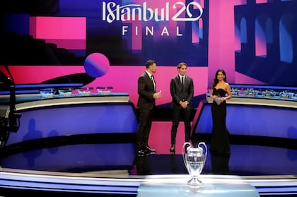 Los presentadores, delante de esa copa "tan linda y deseada", como alguna vez definió Messi al trofeo de la Champions.