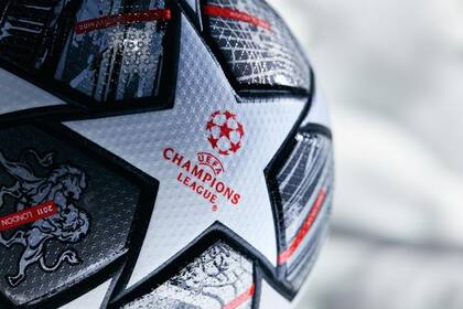 La UEFA presentó la nueva pelota para la fase final de la Champions League