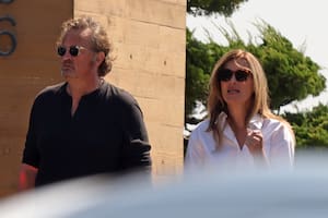 La última aparición pública de Matthew Perry, la misteriosa mujer que lo acompañaba y la llamada que genera inquietud