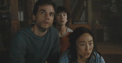 La última casa retrata cómo una familia sobrevive ante una presencia amenaza en el exterior cada vez que llueve (Foto: Netflix)