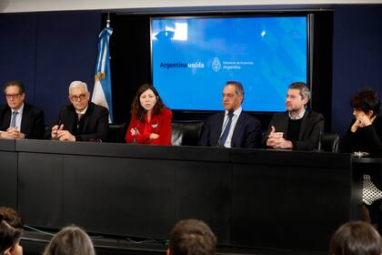La última conferencia de Silvina Batakis, junto a Miguel Pesce, Julián Domínguez, Daniel Scioli, Matías Lammens y Mercedes Marcó del Pont, en el Ministerio de Economía