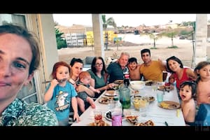 La última foto de la familia Bibas-Silberman, el 6 de octubre de 2023; de izquierda a derecha, Dana Silberman, Ariel Bibas, Shiri Silberman, Kfir Bibas, Margit Shnaider y José Luis Silberman, junto a otros familiares.
