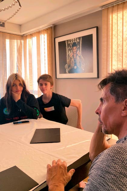 La última foto de los hermanos con su tutor en el mismo living en el que se hizo el shooting de tapa. “Todavía estoy procesando la decisión que tomó Gustavo, quien hasta el último día me trató como siempre. Es muy pronto, no pasaron ni dos meses”.