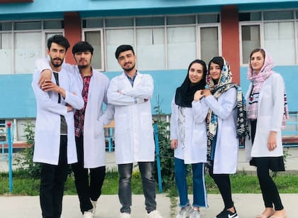 La última foto que se tomó Alemi con sus compañeros antes de que los talibanes aplicaran la prohibición de estudiar en las universidades