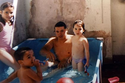 La última foto: Riva y sus hijos Camila, Agustina y Matías el 16 de diciembre de 2001