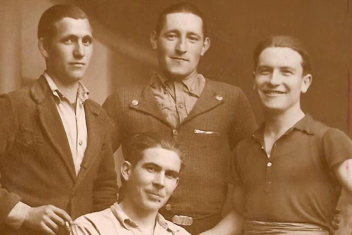 La última fotografía de Anjel Lekuona, en el centro, que llegó a Busturia (Bizkaia). Posa con otros compañeros -desconocidos-, probablemente hacia 1943. Foto: Cedida por FMK Filmak/Popel