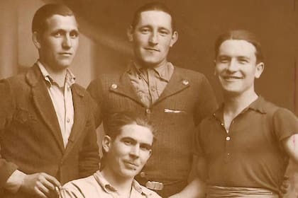 La última fotografía de Anjel Lekuona, en el centro, que llegó a Busturia (Bizkaia). Posa con otros compañeros -desconocidos-, probablemente hacia 1943. Foto: Cedida por FMK Filmak/Popel