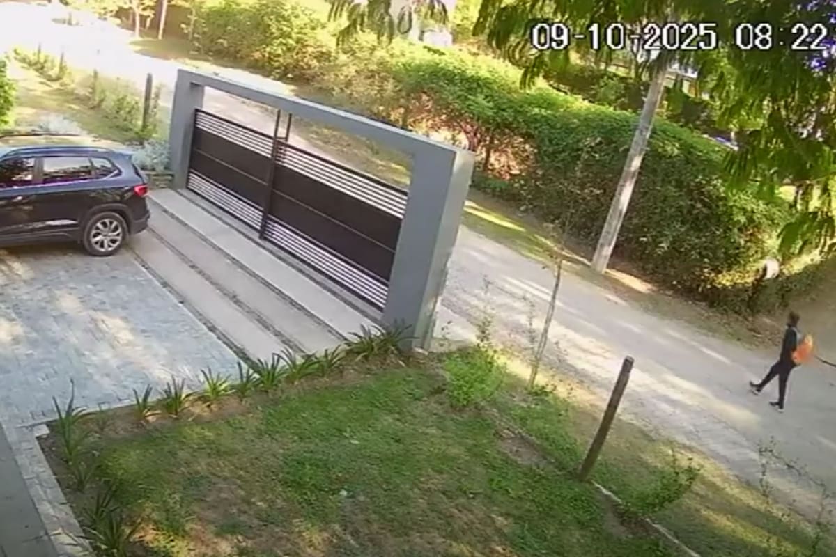 La última imagen con vida del comisario Cordeyro, cuando caminaba hacia la zona del cerro Elefante
