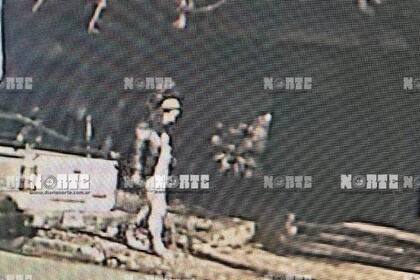 La última imagen conocida de Cecilia Strzyzowksi, el 2 de junio; una cámara de seguridad la captó entrando a la casa de la familia Sena en Resistencia - FOTO: Diario NORTE