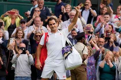 La última imagen de Roger Federer tras perder ante Hubert Hurkacz en los cuartos de final de Wimbledon.
