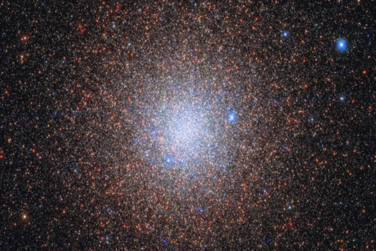 La última impresionante imagen tomada por el telescopio Hubble el pasado 5 de junio donde se advierten objetos azules que parecen copos de nieve