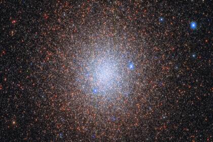 La última impresionante imagen tomada por el telescopio Hubble el pasado 5 de junio donde se advierten objetos azules que parecen copos de nieve