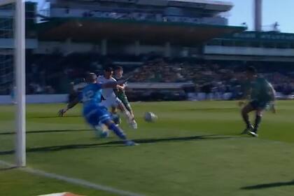 La última jugada del partido: tuvo la chance Hidalgo para poner el 3-2 para Independiente tras un centro de Tarzia, pero lo molestaron justo y la pelota se fue desviada