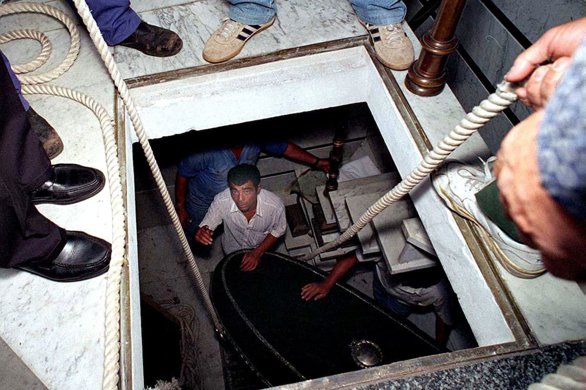 La última medida del juez Baños, que sacó del archivo la causa en 1994, fue pedir a la CIA que enviara archivos desclasificados sobre el caso; en el expediente figuran los nombres de 30 sospechosos, entre los cuales podrían estar cuatro presuntos autores de la profanación, pero la ex-SIDE nunca dio