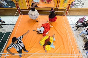 La última pelea es con las cuatro cholitas sobre el ring.