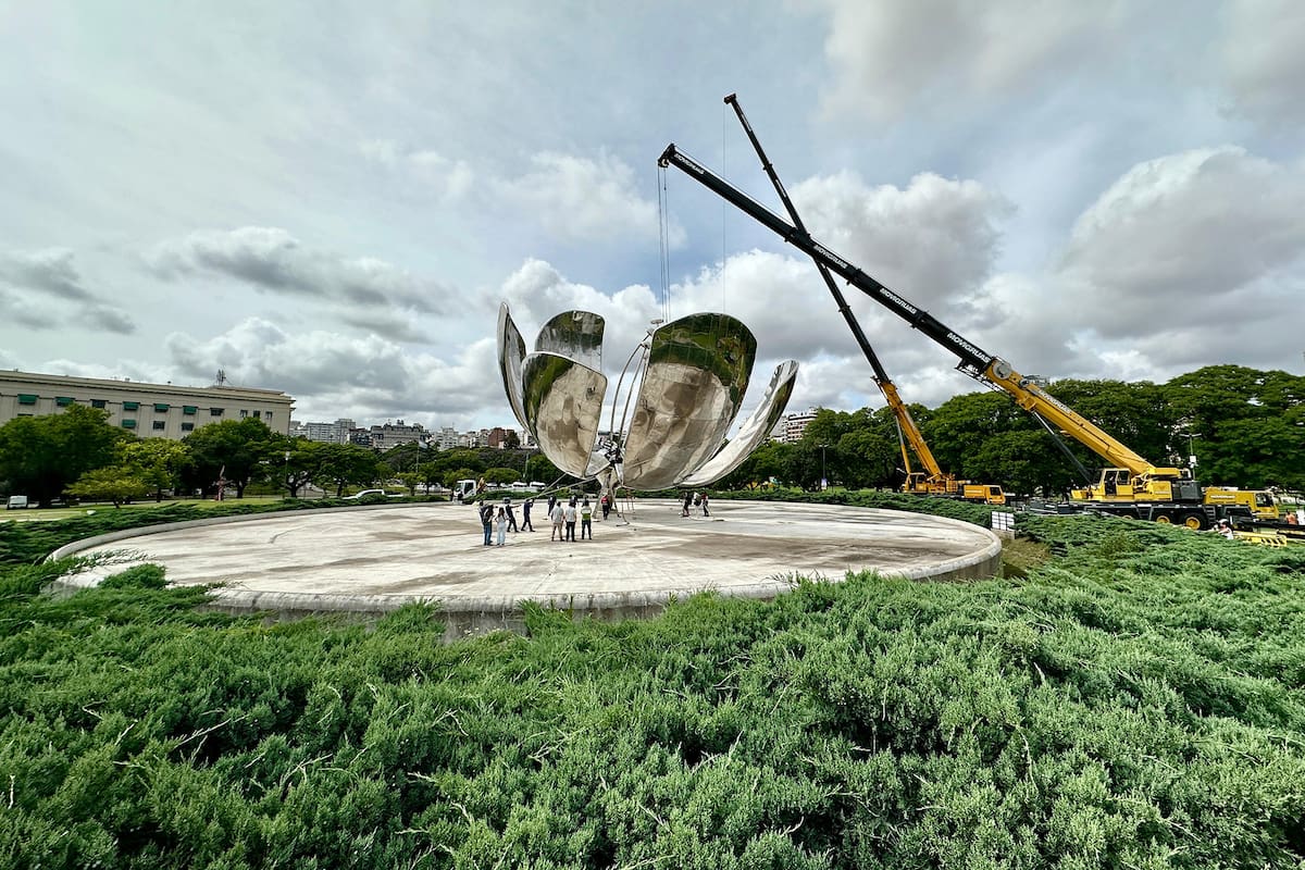 La última pieza de tres toneladas y media de acero y aluminio fue instalada en el tallo de la Floralis esta mañana
