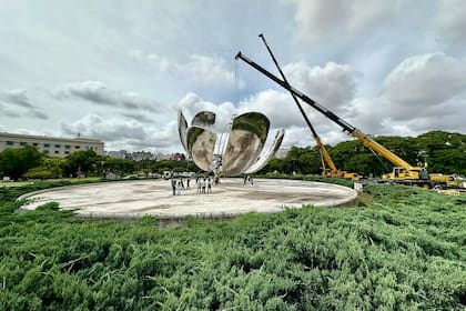 La última pieza de tres toneladas y media de acero y aluminio fue instalada en el tallo de la Floralis esta mañana