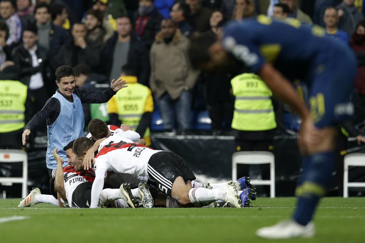 La última postal: Izquierdoz, en primer plano, es la imagen de la decepción; detrás, River celebra el gol de Martínez
