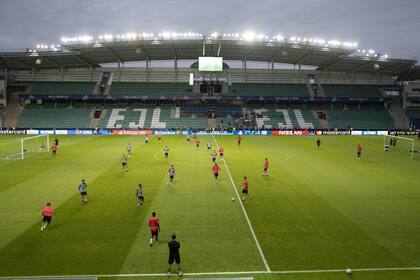 La última práctica de Real Madrid, sobre el césped del modesto estadio Lillekula, en Tallin
