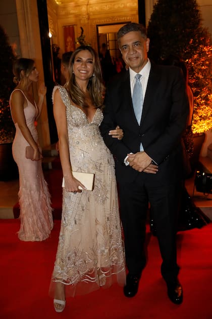 "La última salida antes de casarnos, la más importante", contaron Belén Ludueña en un diseño de Sylvie Burstin y el exexintendente de Vicente López, Jorge Macri. La pareja celebrará su boda el sábado en La Rural.