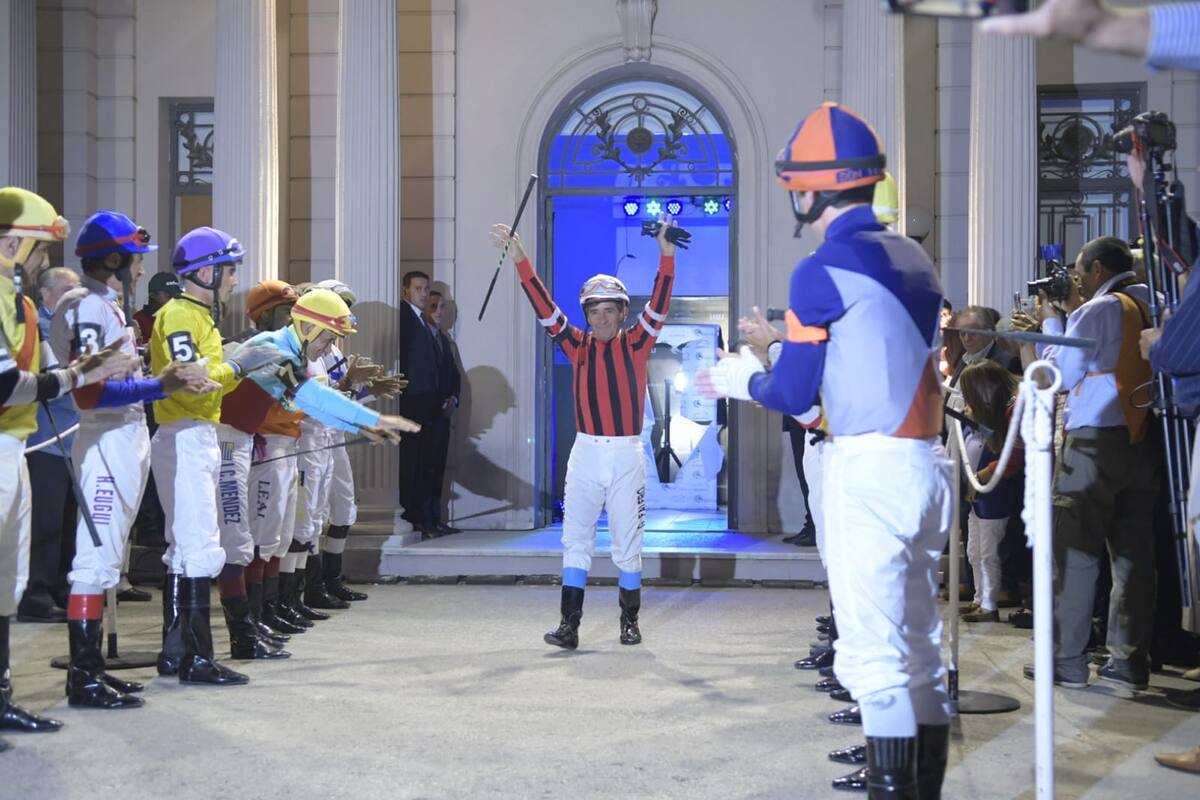 La última salida de Pablo Falero, con un pasillo de honor y reverencia de sus rivales, y la ovación del público, en Maroñas