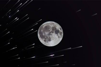 La última superluna del año estará acompañada por la lluvia de estrellas Leónidas