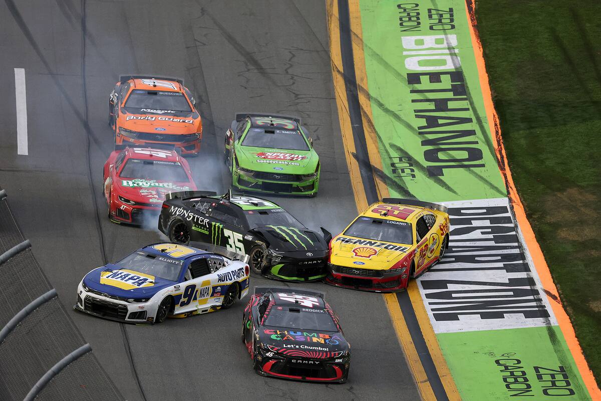 La última vuelta de la carrera de Daytona estuvo llena de incidentes; finalmente, el triunfo quedó en poder de Tyler Reddick