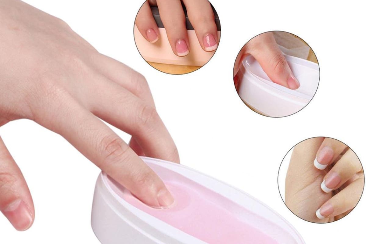 La uña se sumerge directamente en el envase que contiene el producto