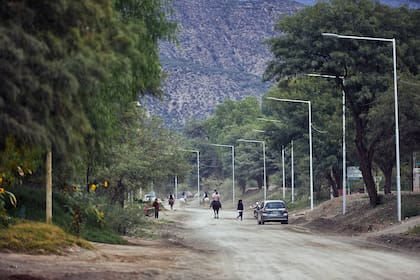 La única calle termina al pie de los cerros; los membrillares la enmarcan