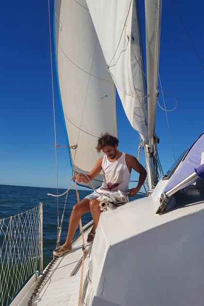 La única forma de comunicación en alta mar es a través de la radio VHF con barcos cercanos.