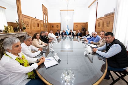 La única foto oficial del encuentro entre la cúpula de la CGT y los funcionarios de Milei, hace dos semanas, en la Casa Rosada