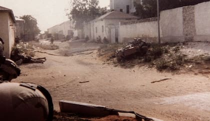 La única fotografía tomada el 3 de octubre de 1993; muestra a los Rangers cerca del edificio objetivo (Wikipedia)