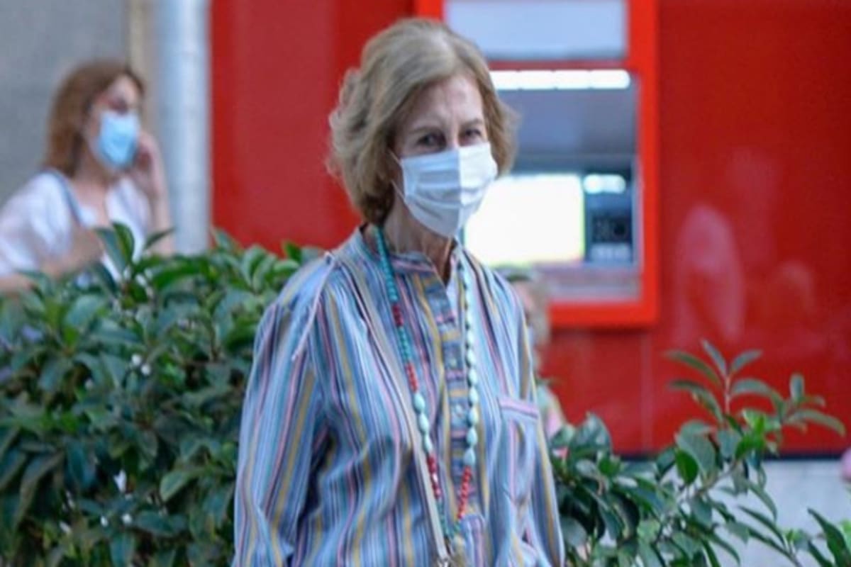 La única imagen de Sofía en público durante este verano en Mallorca. A pesar del barbijo, la mirada y hasta la postura revelan su estado de ánimo