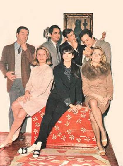 La única imagen que hay de la fundación de AMA: Hugo Puigrós, Jorge Lezama, Eduardo Murchio; Horacio Bustos, Chunchuna Villafañe, Marta Cerain y Karin Pistarini.