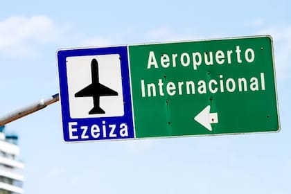 "La única salida es el aeropuerto": el éxodo de jóvenes profesionales de Argentina.