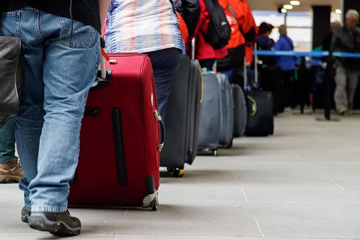 "La única salida es Ezeiza": la frase que refleja el desencanto y el cansancio de jóvenes que deciden buscar un futuro en otra parte
