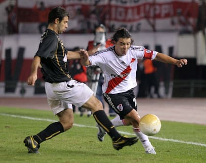 La única vez que Mascherano jugó en el Monumental enfrentando a River, en 2006: lo expulsaron por una falta que simuló Gallardo