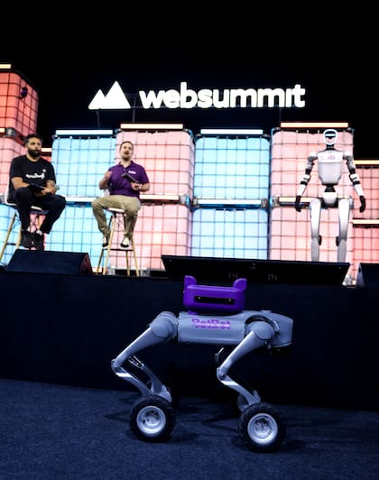 La unidad BotBrain se conecta al robot; en la imagen se observa sobre el lomo del robot cuadrúpedo