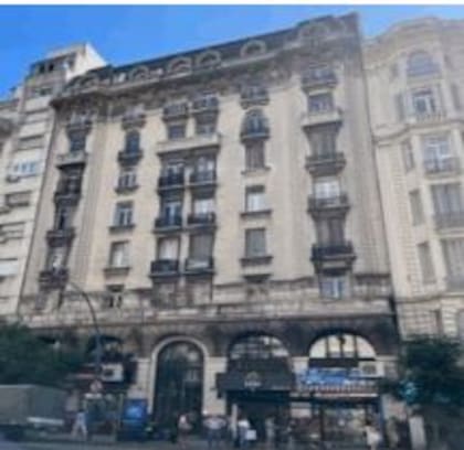 La unidad de tres ambientes y 90 metros cuadrados está ubicado sobre la avenida Santa Fe