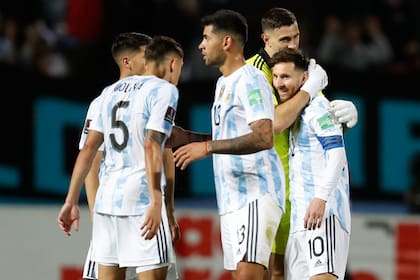 La unidad del plantel es una virtud del seleccionado que diseña Lionel Scaloni; Nahuel Molina Lucero, Cristian Romero, Emiliano Martínez y Lionel Messi son muestras de esa homogeneidad que existe en el plantel.