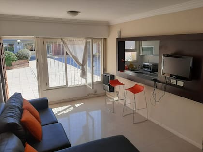 La unidad está distribuida en dos niveles y consta de 45 m² totales