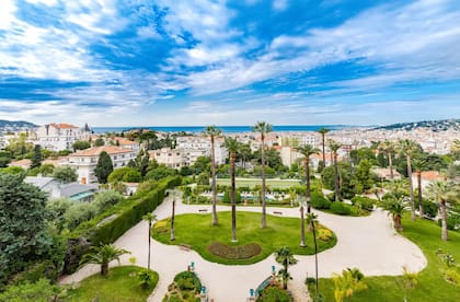 La unidad tiene vistas amplias a parques y al azul Mediterráneo