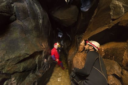 La Unión Argentina de Espeleología posee un registro total de 2200 cavidades naturales de todo tipo a lo largo de la geografía argentina